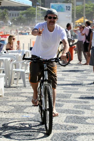 Antonio Calloni pedala pela praia do Leblon