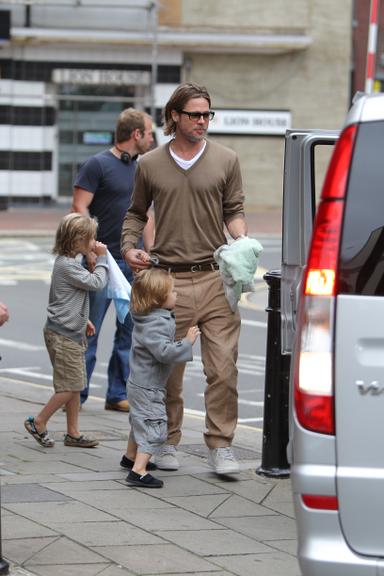 Brad Pitt leva os filhos ao cinema