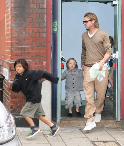 Brad Pitt leva os filhos ao cinema