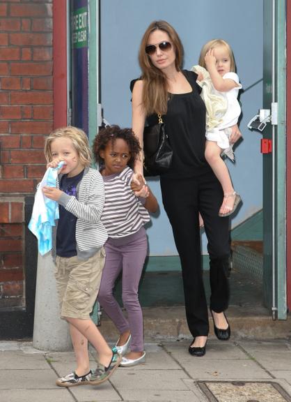Angelina Jolie leva os filhos ao cinema