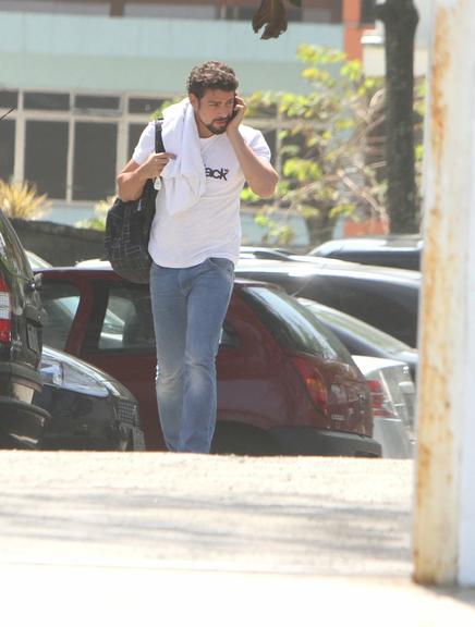 Cauã Reymond saindo de na academia na Barra da Tijuca