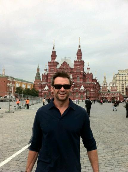 Hugh Jackman visita pontos turísticos de Moscou