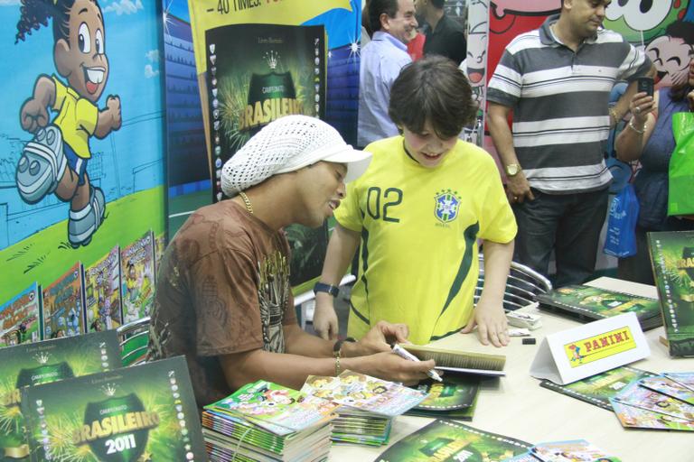 Ronaldinho Gaúcho e fã na Bienal do Livro