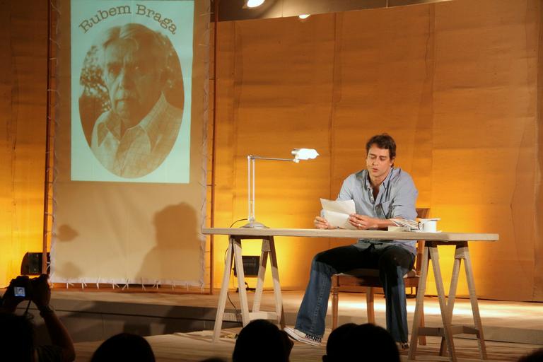Marcello Antony lê Rubem Braga na Bienal do Livro, no Rio de Janeiro