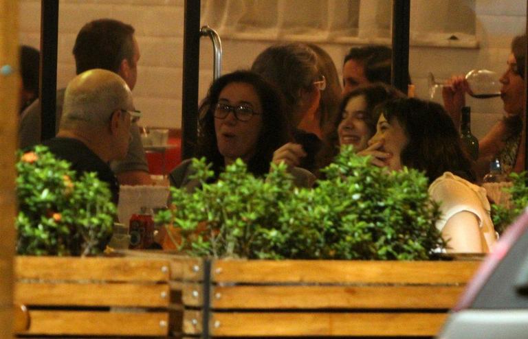 Lilia Cabral janta com a família e companheiros de profissão