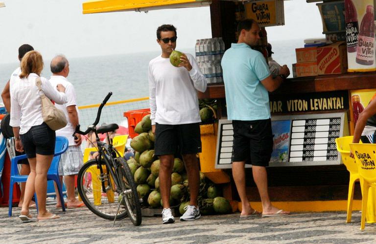 Ricardo Pereira passeia e toma água de coco pelo Rio de Janeiro