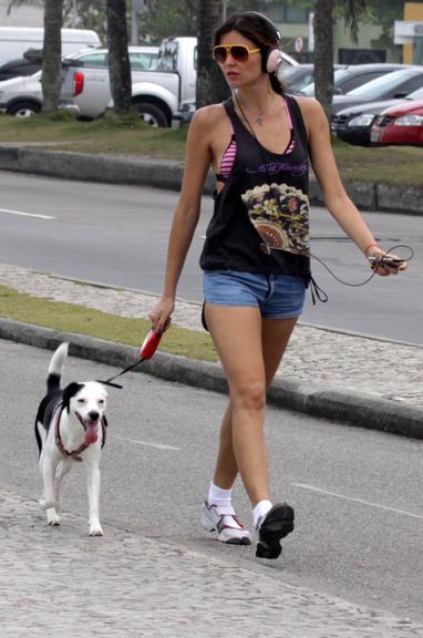 Ellen Jabour passeia com Pluft pelo Rio de Janeiro
