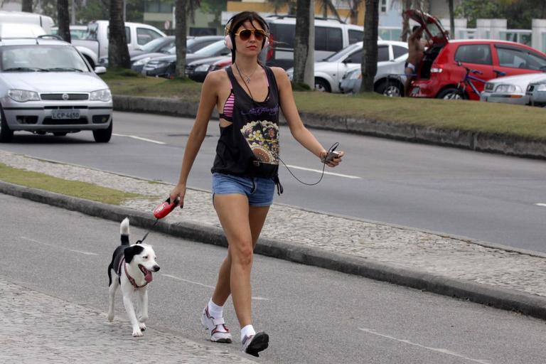 Ellen Jabour passeia com Pluft pelo Rio de Janeiro