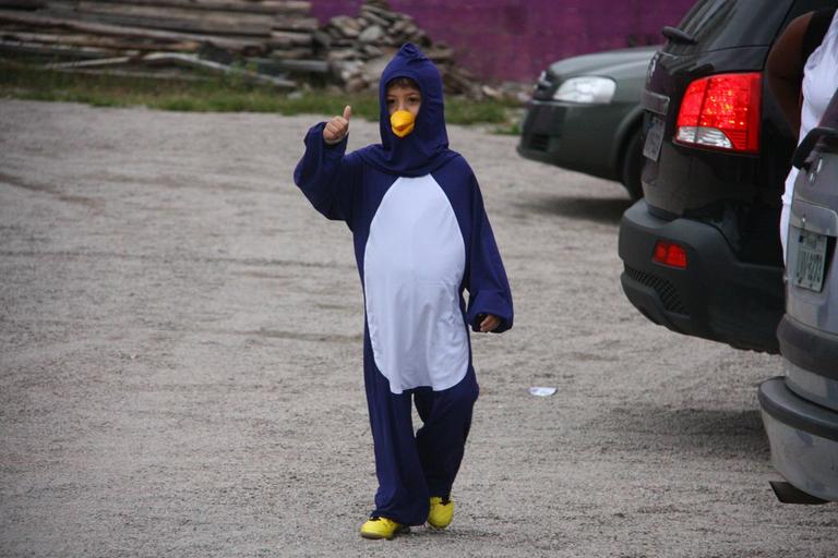 O aniversariante Miguel chegou vestido de pinguim