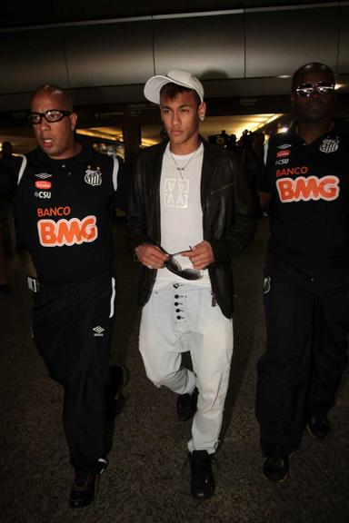 Neymar desembarca no aeroporto de Guarulhos, em SP