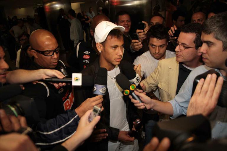 Neymar concede entrevistas no aeroporto de Guarulhos, em SP