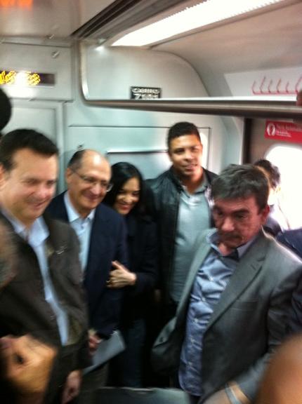 Ronaldo, Andrés Sanchez, presidente do Corinthians, Geraldo Alckmin, governador do estado, e Gilberto Kassab, prefeito da capital de São Paulo dentro do metrô