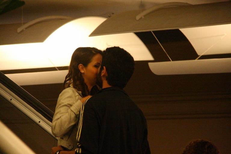 E o jovem casal Miguel Rômulo e Pérola Faria namoraram um pouquinho