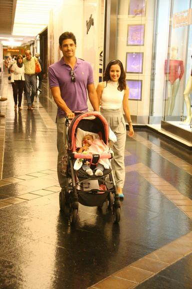 Maytê Piragibe passeia com a família em shopping no Rio de Janeiro