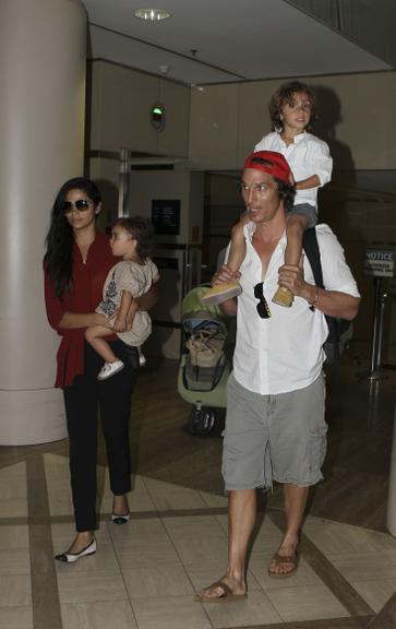 Camila Alves com Matthew McConaughey e os filhos Vida e Levi