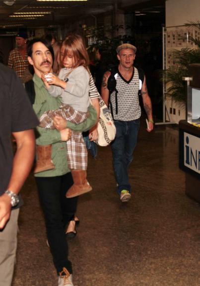 Integrantes do Red Hot Chili Peppers desembarcam em São Paulo