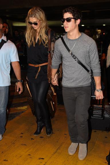 Nick Jonas desembarca no aeroporto com a namorada, a cantora Delta Goodrem