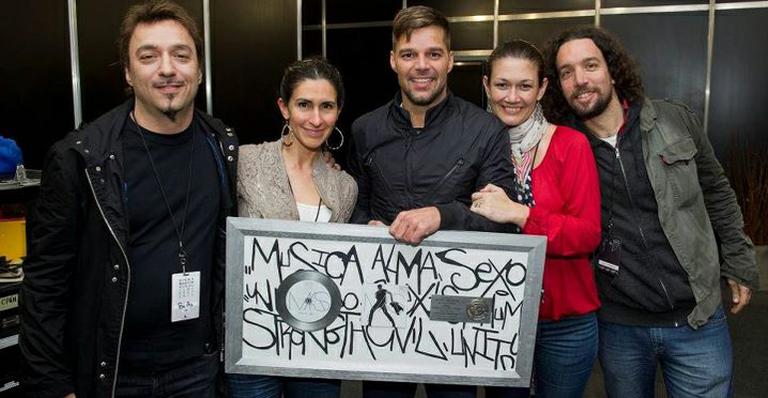 Ricky Martin ganha disco de platina na Argentina