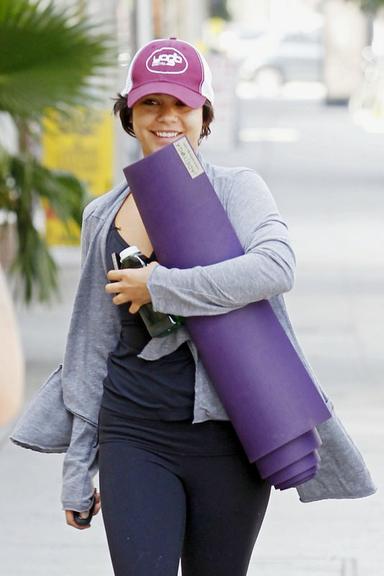 Vanessa Hudgens segue para aula de ioga em Los Angeles, na Califórnia
