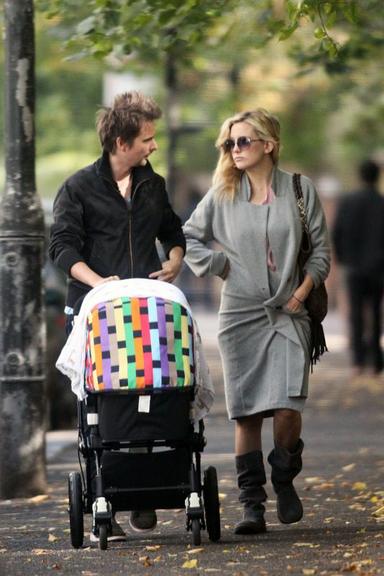 Kate Hudson e Matt Bellamy passeiam com Bingham Hawn em Londres