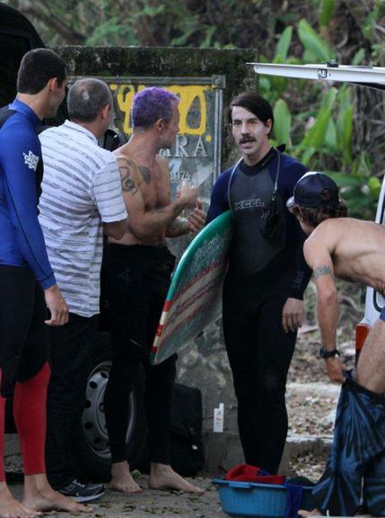 Anthony Kiedis e Flea surfam na praia do Recreio dos Bandeirantes, no Rio de Janeiro