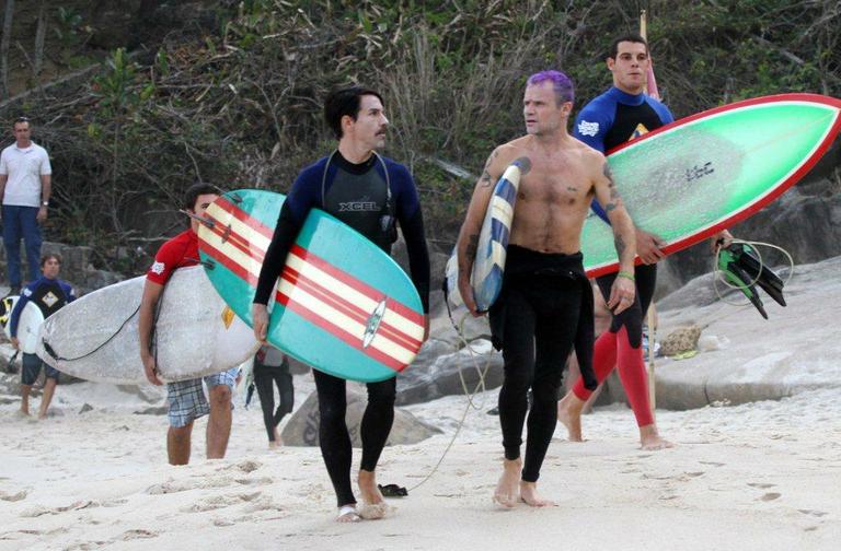 Anthony Kiedis e Flea surfam na praia do Recreio dos Bandeirantes, no Rio de Janeiro