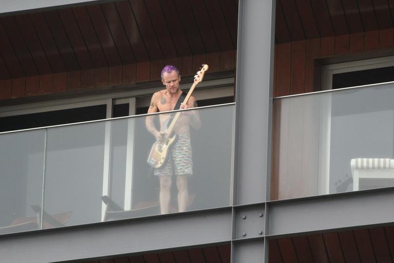 Flea toca baixo da varanda de hotel no Rio de Janeiro