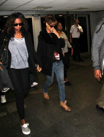 Rihanna é fotografada deixando o Rio de Janeiro no aeropoto do Galeão