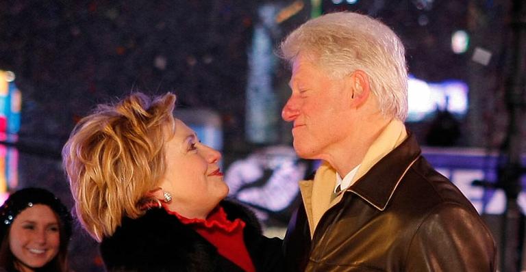 O ex-presidente americano Bill Clinton foi flagrado em uma situação bem constrangedora com sua amante, a estagiária da Casa Branca Monica Lewinsky, com traiu sua mulher, Hilary Clinton 