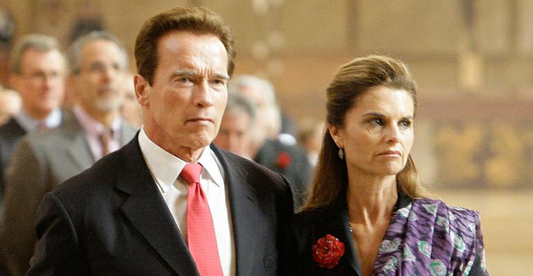 Arnold Schwarzenegger teve um filho com sua ex-empregada, o qual manteve em segredo durante 13 anos. Maria Shriver, sua mulher até então, descobriu a traição no início de 2011 e pediu o divórcio