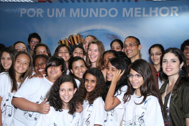 Joss Stone visita projeto social no Rio