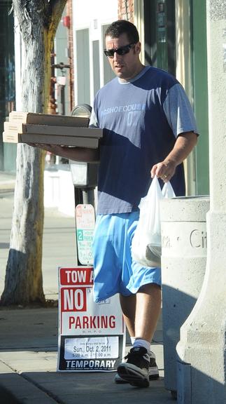 Adam Sandler compra pizzas e exibe nova forma em Santa Monica, na Califórnia