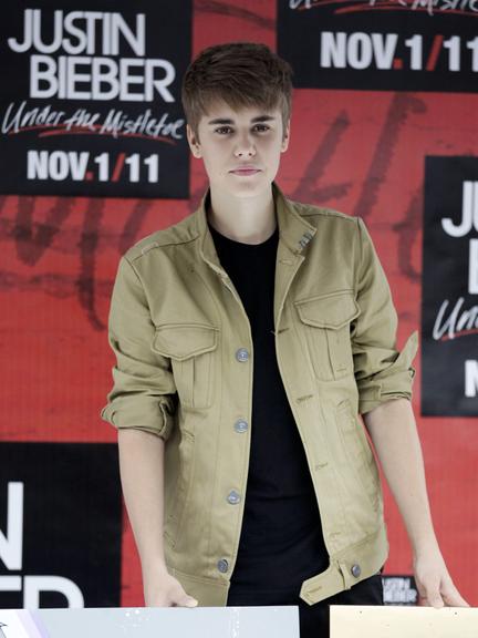 Justin Bieber posa durante sessão de fotos antes de seu show no México