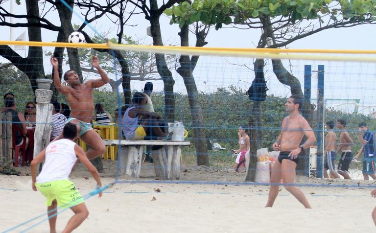 Romário joga futevôlei no Rio de Janeiro