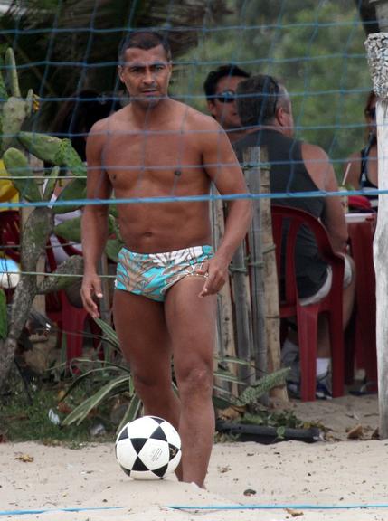 Romário joga futevôlei no Rio de Janeiro
