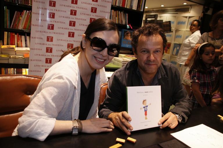 Adriana Calcanhotto e Vik Muniz em tarde de autógrafos de 'Melchior, O Mais Melhor'