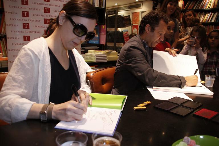 Adriana Calcanhotto e Vik Muniz em tarde de autógrafos de 'Melchior, O Mais Melhor'
