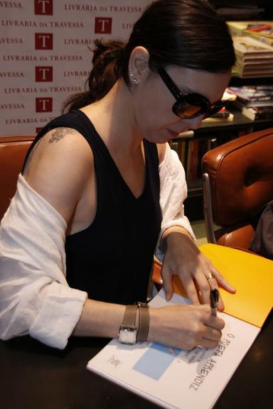 Adriana Calcanhotto em tarde de autógrafos de 'Melchior, O Mais Melhor