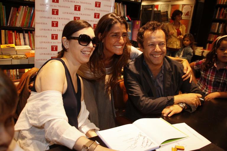 Adriana Calcanhotto, Cynthia Howlett e Vik Muniz em tarde de autógrafos de 'Melchior, O Mais Melhor