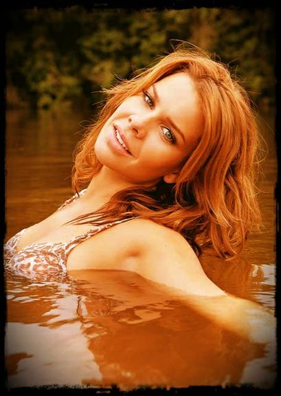 Fernanda Souza postou no Twitter uma foto sua em um rio