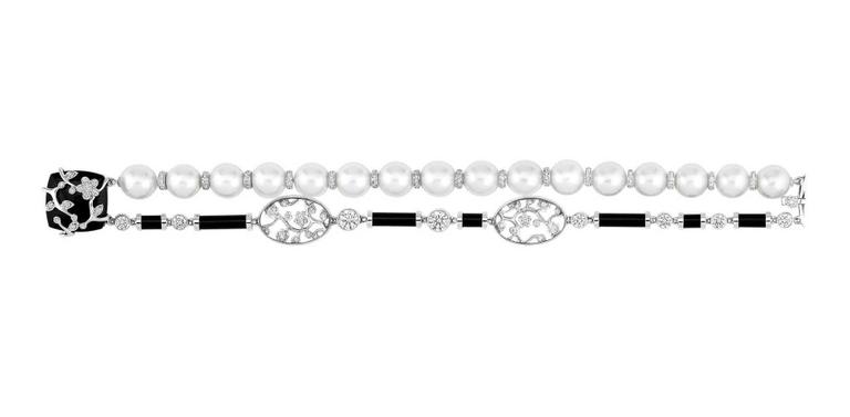 Bracelete de ouro branco com pérolas, diamantes, ônis e cristal de rocha Chanel 00 3032-7287 (chanel.com)