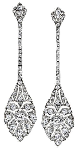 Brincos de platina e diamantes Neil Lane (neillanejewlery.com)