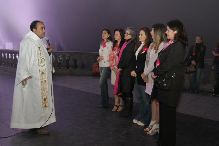 Vips conferem a iluminação do Cristo Redentor em comemoração ao evento 'Outubro Rosa'