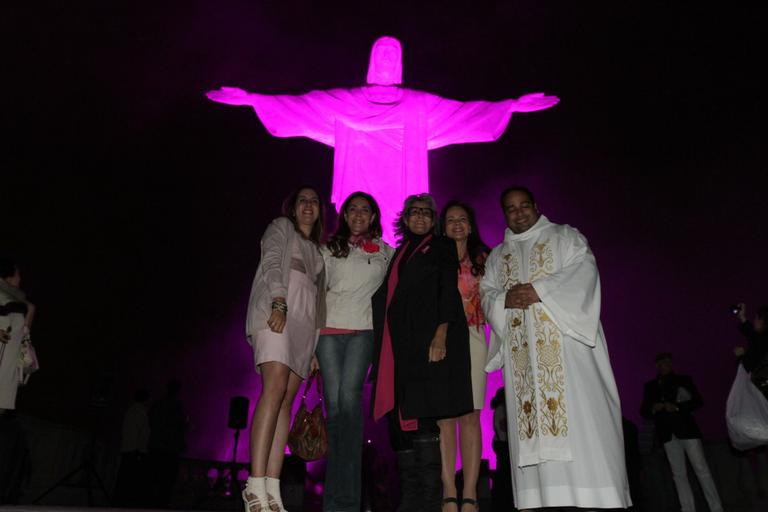 Vips conferem a iluminação do Cristo Redentor em comemoração ao evento 'Outubro Rosa'
