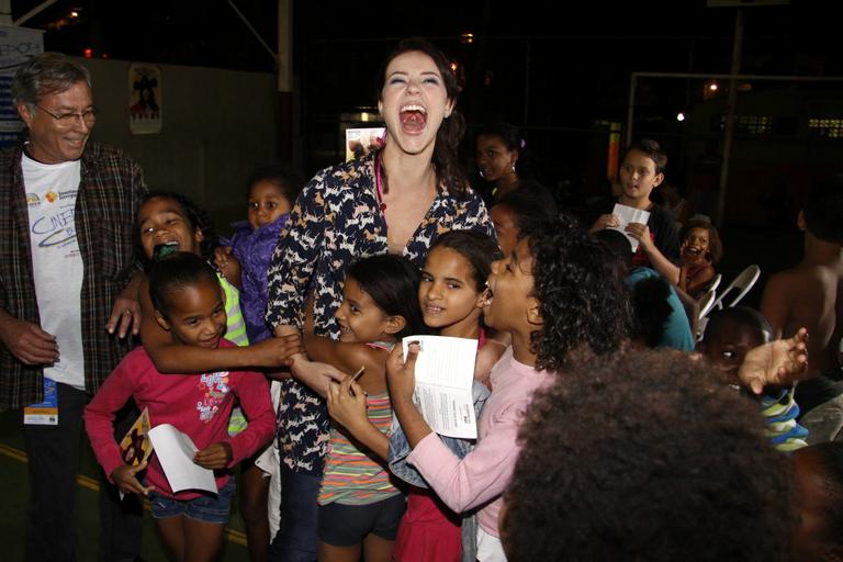 Paola Oliveira fotografa com crianças da comunidade da Maré, no Rio de Janeiro