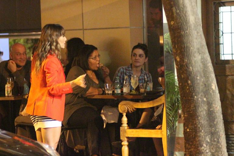Sabrina Sato encontra Cláudia Jimenez em restaurante carioca