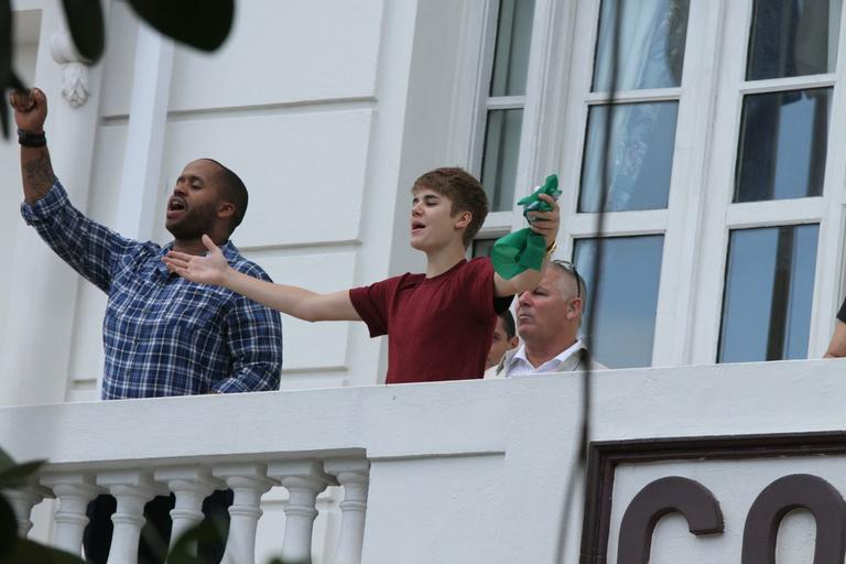 Justin Bieber na sacada do Copacabana Palace
