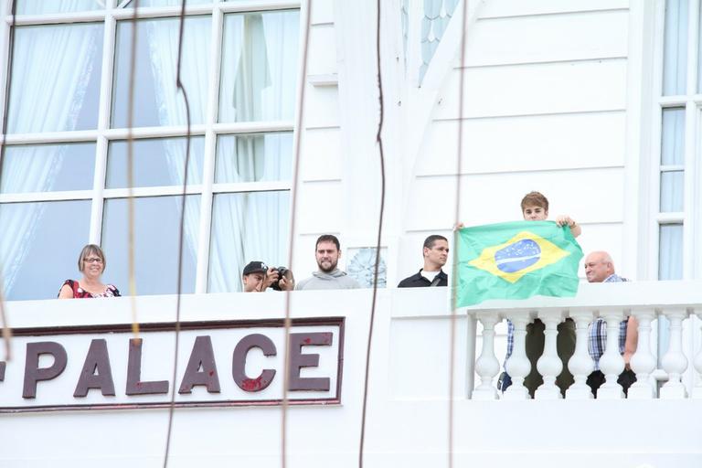 Justin Bieber na sacada do Copacabana Palace