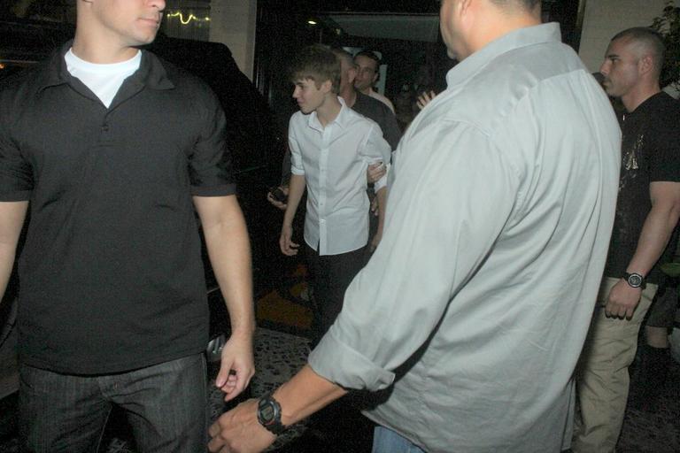 Justin Bieber e Selena Gomez trocam carinhos após o jantar