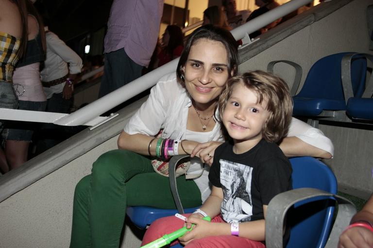 Fernanda Tavares com o filho Lucas